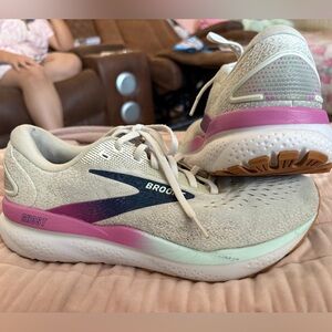 Brooks Women's Athletic Shoes - Cream and Pink